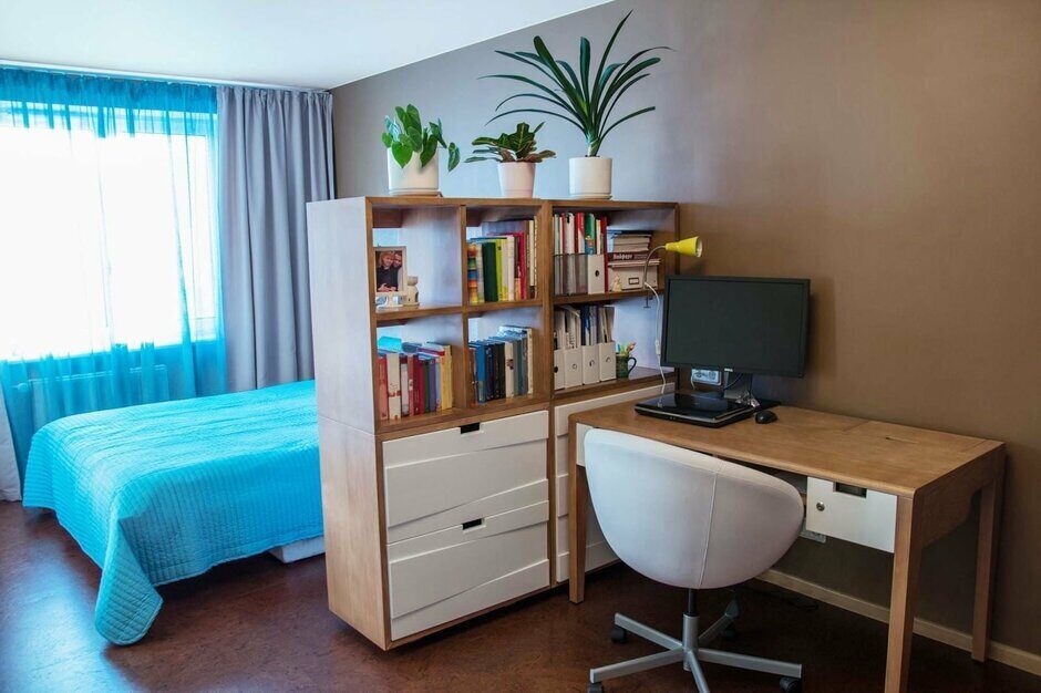 Письменный стол в спальне. Рабочее место в спальне. Письменный стол в маленькую комнату. Комната с компьютерным столом. Рабочий уголок в спальне.